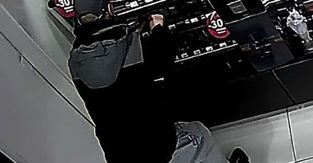 Zrobił to w galerii handlowej w Poznaniu. Policja publikuje wizerunek
