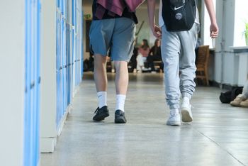 Przemoc w szkołach. "Uczniowie wolą być pobici niż wykluczeni"