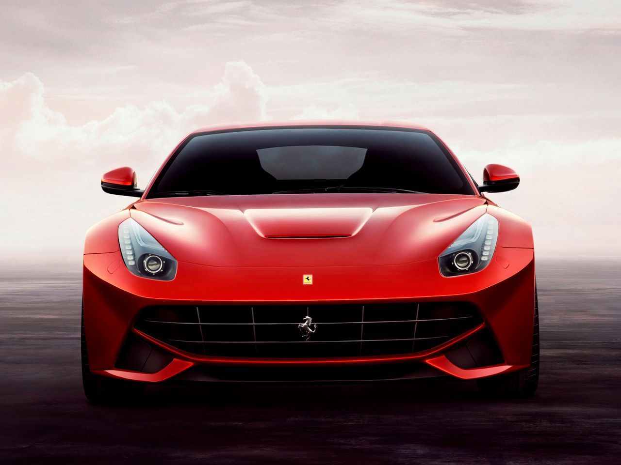 W Ferrari, podobnie jak w Astonie Martinie pracuje wolnossące V12. Włoska jednostka ma pojemność 6,2 l i generuje aż 740 KM przy 8250 rpm oraz 690 Nm przy 6000 rpm.