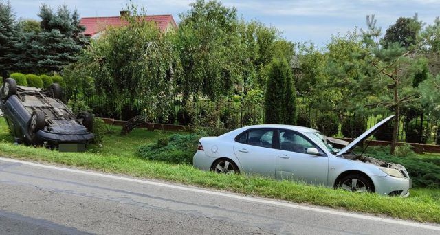 Groźnie wyglądająca kolizja na drodze wojewódzkiej nr 842. Jeden pojazd dachował (zdjęcia)