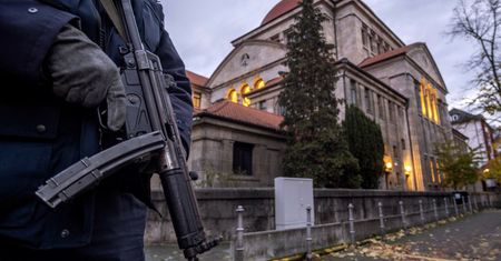 Akcja służb w Hamburgu. Uzbrojeni ludzie w szkole