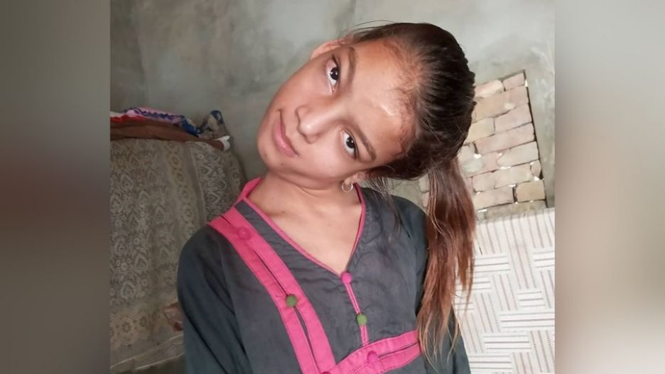 Przez większość życia miała szyję wygięta pod kątem 90 stopni. Operacja zmieniła jej życie