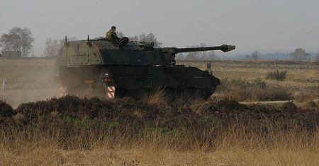 Rzeka pocisków dla Ukrainy. Nie wiadomo, skąd je wzięli