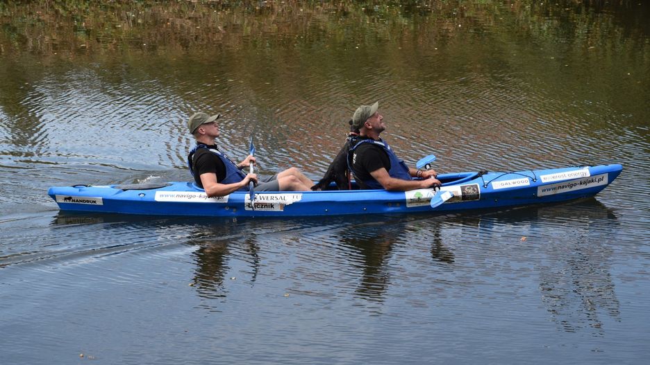 Burmistrz Wieruszowa razem z synem i psem płyną kajakiem do Szczecin