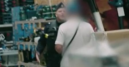 Policjant wbiegł do marketu. Sceny. "Nie rób pan afery, dobra?"