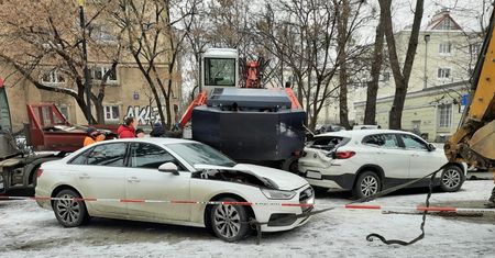 Warszawa. Nieostrożność dużego kalibru. Koparka spadła z lawety na auta