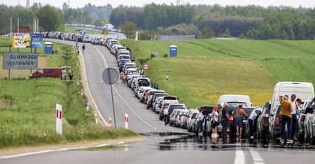 Ukraińcy masowo sprowadzają auta z UE. Na granicy 9 dni