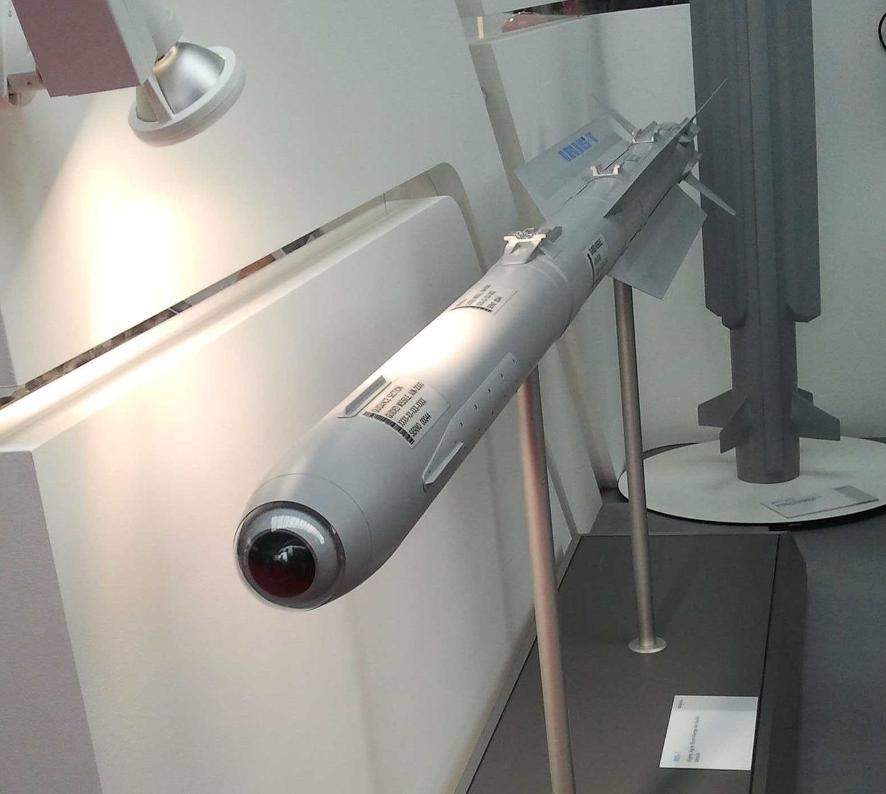 Die IRIS-T-Rakete wird in voller Pracht auf der MSPO-Messe präsentiert.