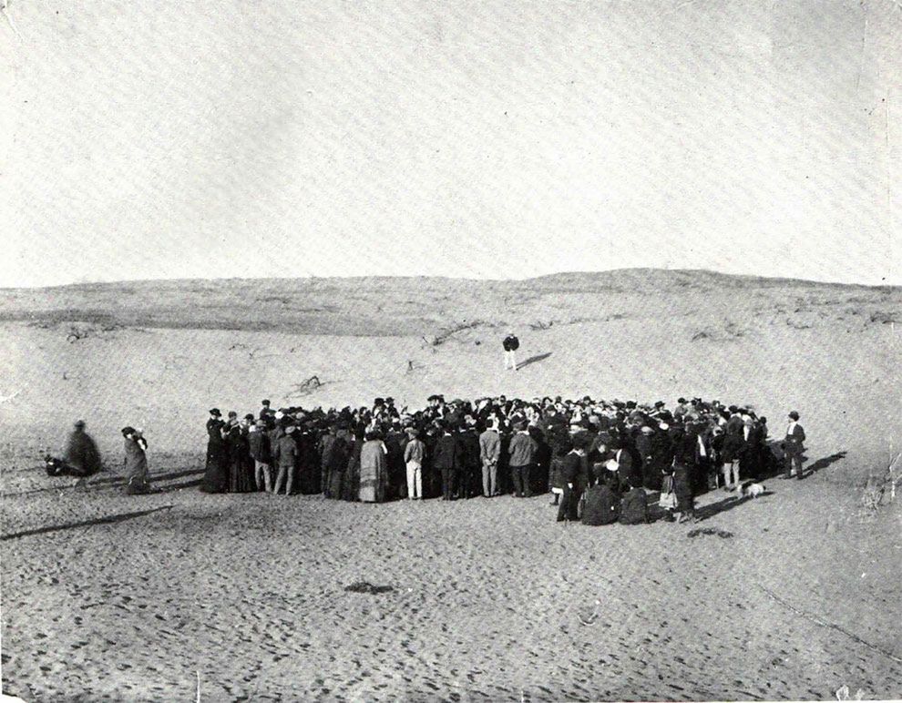 Na zdjęciu jest około 100 osób, biorących udział w loterii na podział 12 arów ziemi, na której powstał później Tel Aviv. (1909)