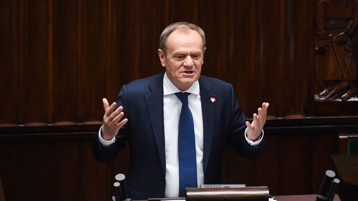 Warszawa, 17.01.2024. Premier Donald Tusk na sali obrad Sejmu w Warszawie, 17 bm. Sejm w drugim dniu posiedzenia zajmuje się m.in. wnioskiem PiS o wyrażenie wotum nieufności wobec ministra kultury i dziedzictwa narodowego Bartłomieja Sienkiewicza. (jm) PAP/Piotr Nowak