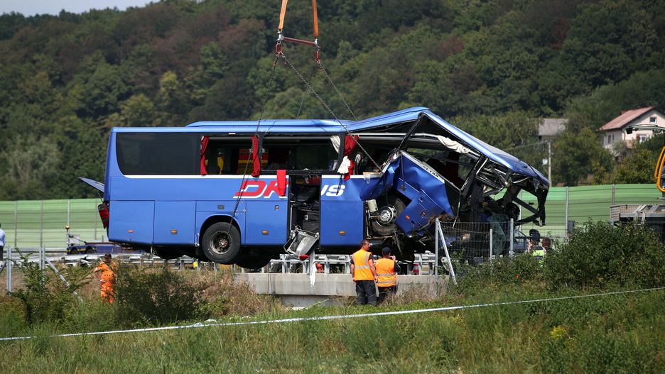 Tragiczny wypadek polskiego autokaru w Chorwacji
A crane works on removing the bus with Polish licence plates that slipped off a road, from the scene near Varazdin, northwestern Croatia, August 6, 2022. At least 12 people died and 31 injured after a Polish bus filled with religious pilgrims skidded off a highway in northern Croatia early on Saturday morning. 18 people among the 31 hurt have suffered serious injuries after the bus crashed off the A4 highway in Podvorec, about 30 miles (50km) north of capital Zagreb. Photo: Zeljko Lukunic/PIXSELL
Zeljko Lukunic/PIXSELL