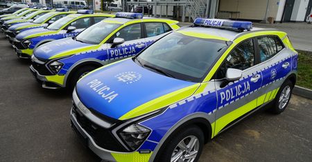 Nowe radiowozy Policji. Malowanie prosto spod igły