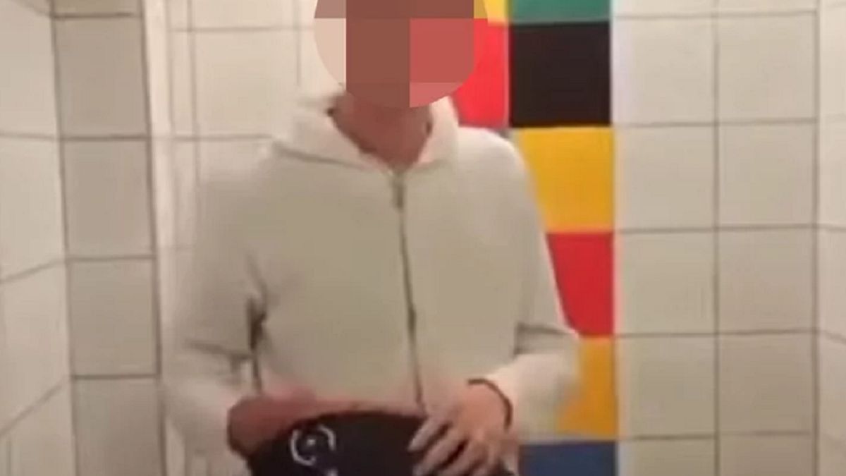 Miał wypróżnić się do torebki nauczycielki 