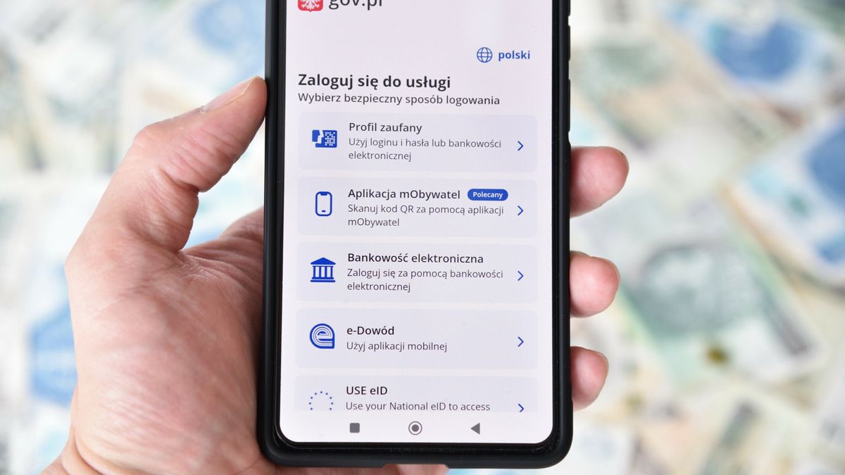 Stock Bart?omiej Magierowski
Fot. Bartlomiej Magierowski/East News. Wroclaw 29.05.2025. Zdjecie ilustracyjne - finanse, pieniadze. N/z: strona mObywatel i rozne banknoty w tle.
Bartlomiej Magierowski