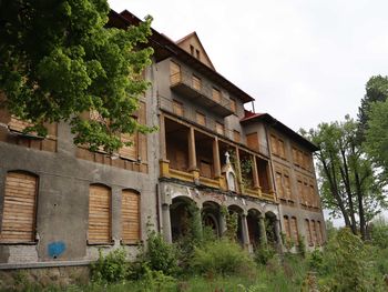 Stary szpital w Nowym Targu. Opuszczony, zabity deskami. Ma się to zmienić.