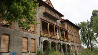 Stary szpital w Nowym Targu. Opuszczony, zabity deskami. Ma się to zmienić.