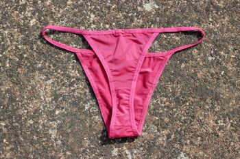 Widzisz na bieliźnie rudawe plamy? Ekspertka wyjaśnia, co oznaczają