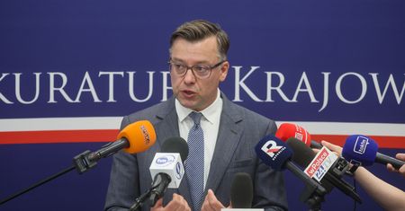 Rozbieżność w komunikatach? Prokuratura wyjaśnia słowa Tuska