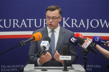 Rozbieżność w komunikatach? Prokuratura wyjaśnia słowa Tuska