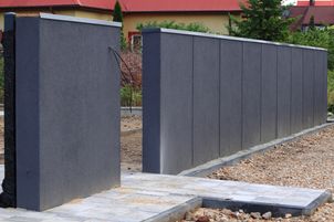 Chcesz postawić betonowy płot na działce bez zgody sąsiada? Oto co mówi prawo