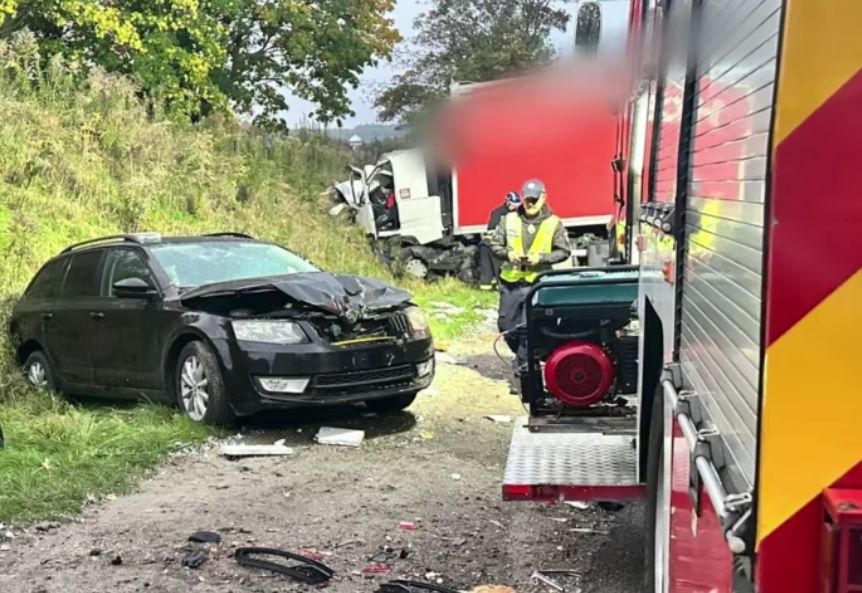  Według służb, ofiary to kierowca i pasażer ciężarówki oraz pasażer autobusu