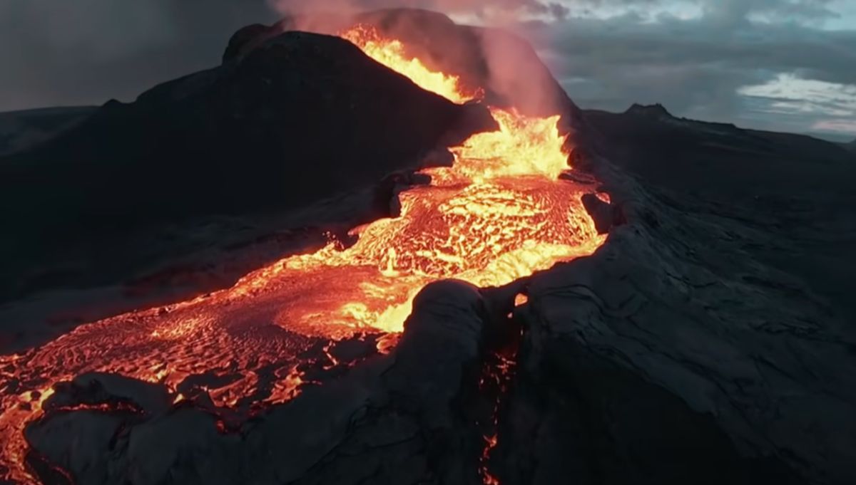 Erupcja wulkanu. Fragment niesamowitego nagrania z drona