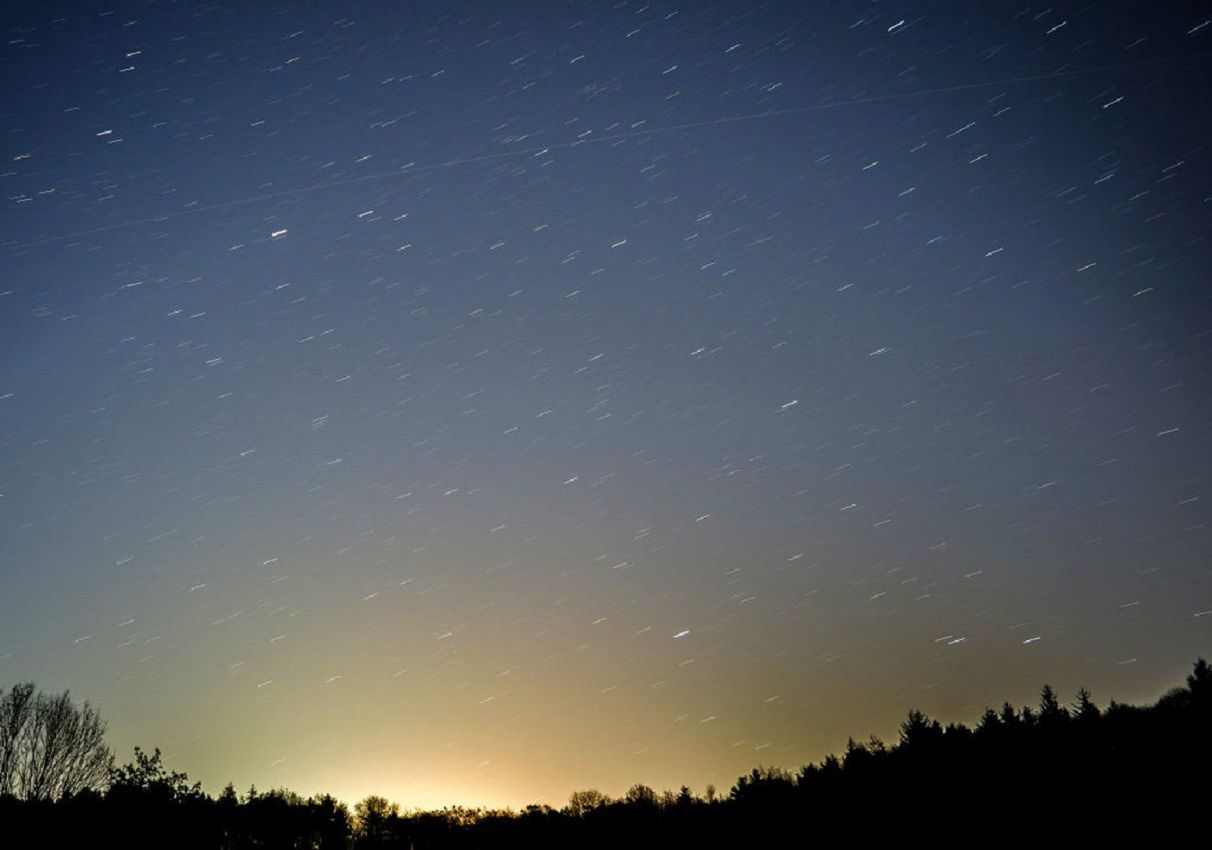 Satelity Starlink nad Polską. Gdzie i kiedy patrzeć w niebo?