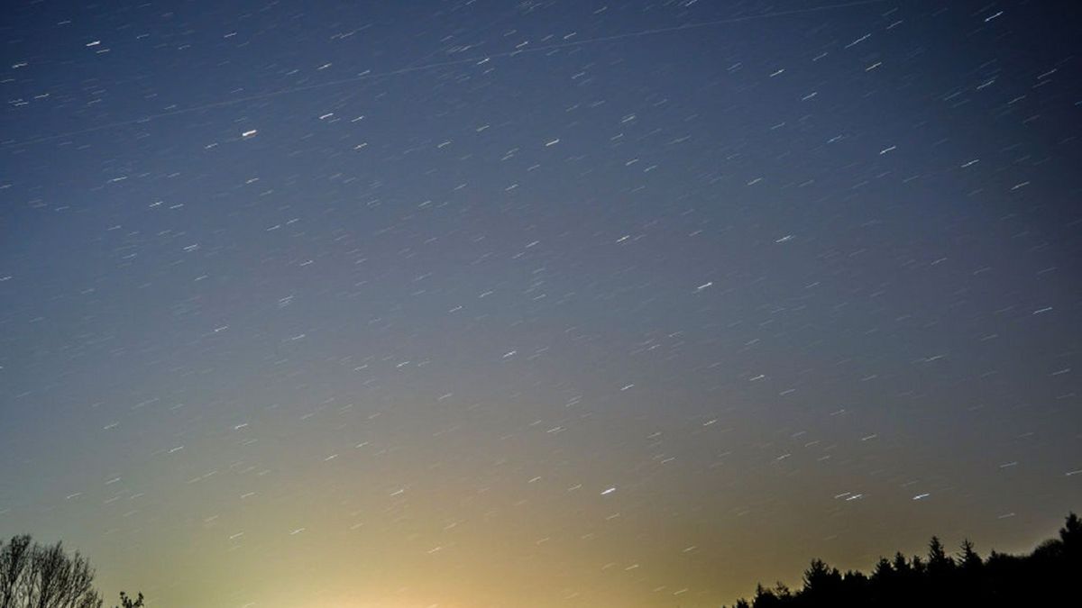 Satelity Starlink nad Polską. Gdzie i kiedy patrzeć w niebo?