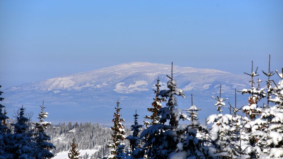 Akcja ratunkowa w Beskidach. Biegaczom grozi hipotermia. Na zdjęciu Babia Góra podczas zimy 