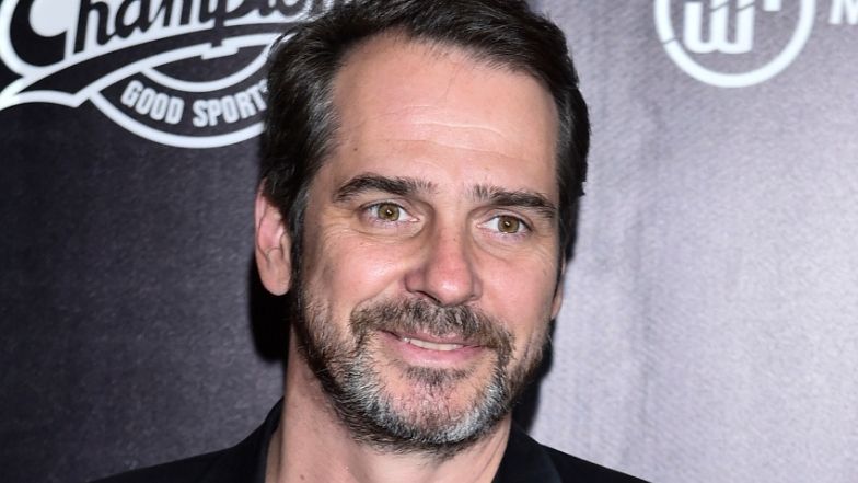 Paweł Deląg pozuje z młodszym synem