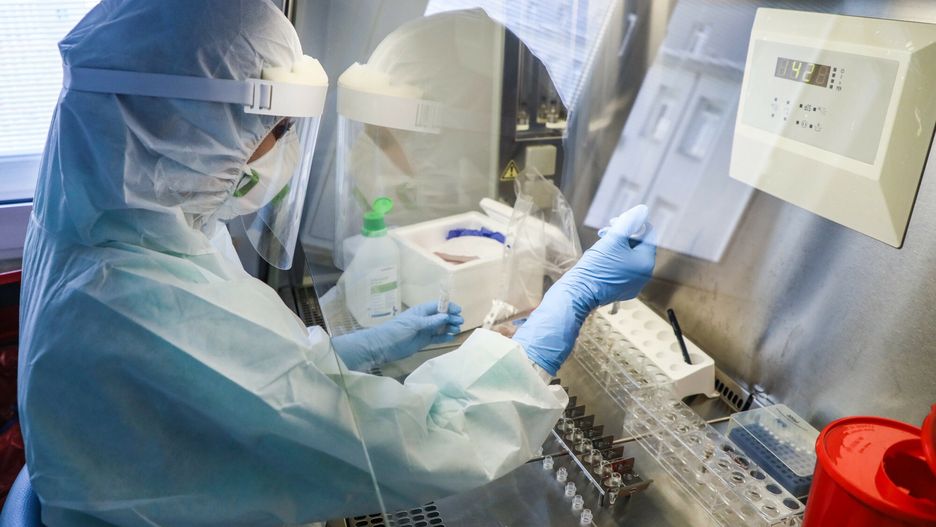 Koronawirus - Szpital jednoimiennym na ul Szaser�w, byli?my w ?rodkuFot. Jakub Kaminski/East News, Warszawa, 30.04.2020. Pobieranie i badanie wymazow pod katem SARS-CoV-2 w Pracowni Immunologii w szpitalu MON przy ul. Szaserow.Jakub Kaminski