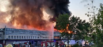 Pożar hali w Płocku opanowany. Ogień strawił cały budynek, akcja trwała wiele godzin!