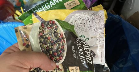 Polacy wyrzucają nie do tego kosza. Sprawdź, zanim wyniesiesz śmieci