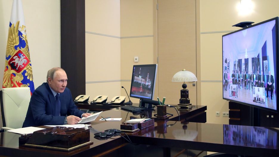 Russian President Vladimir Putin meets with the winners of the 2021 Presidential Prize for young cultural workers and with Presidential Prize winners in the field of literature and art for works for children and youth in 2021 via teleconference call, in Novo-Ogaryovo state residence outside Moscow, Russia, 25 March 2022. EPA/MIKHAIL KLIMENTYEV / KREMLIN / SPUTNIK / POOL MANDATORY CREDIT Dostawca: PAP/EPA.