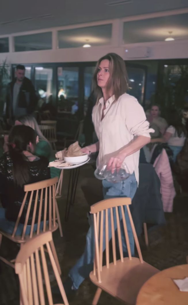 Laura Breszka "dorabia" sprzątając stoliki w restauracji
