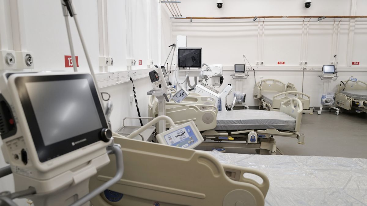 Pyrzowice, 25.03.2021. Koronawirus w Polsce. Wnętrze tymczasowego szpitala dla pacjentów zakażonych Covid-19 znajdującego się na lotnisku w Pyrzowicach, 25 bm. (amb) PAP/Andrzej Grygiel