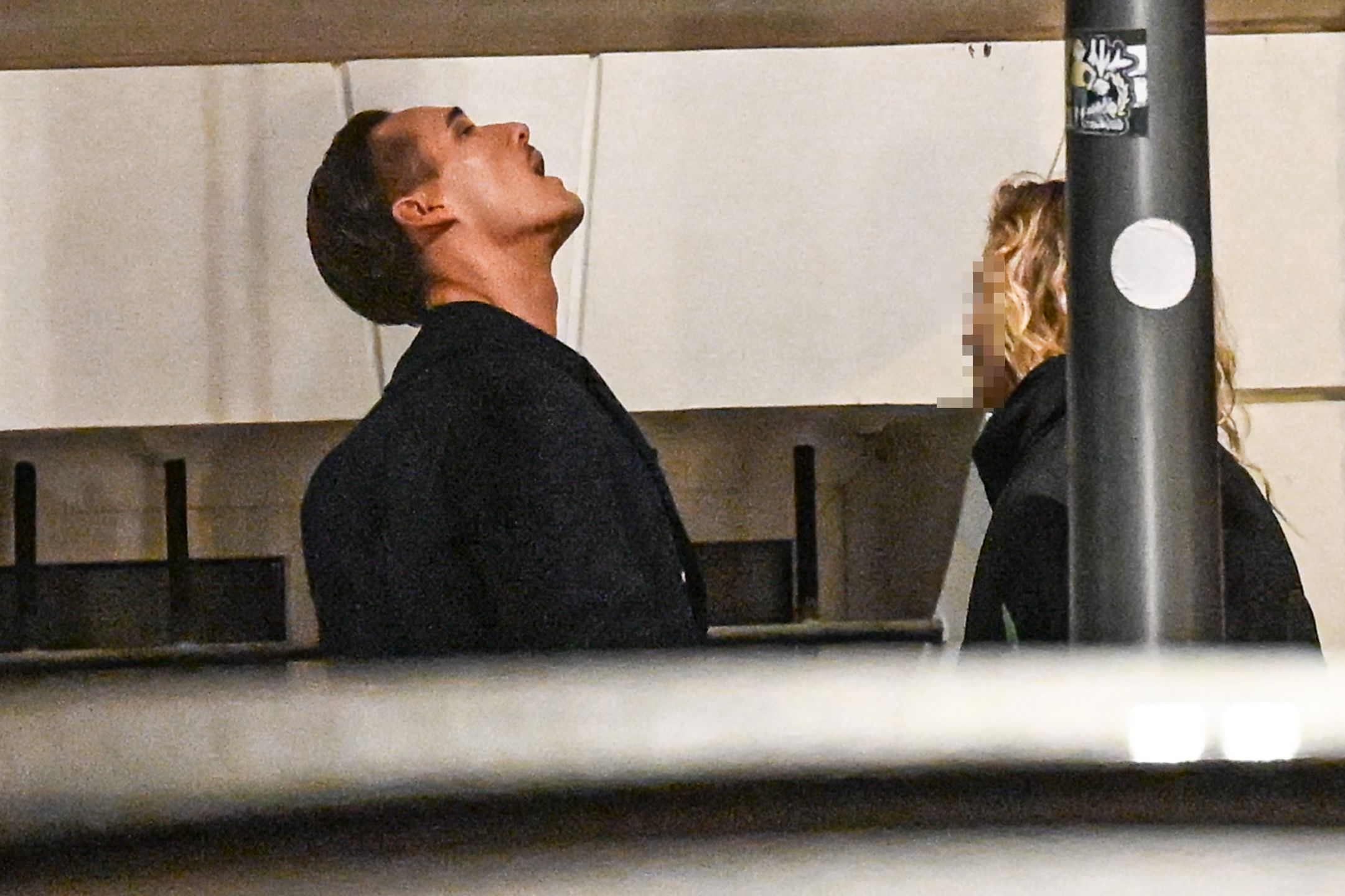 Maurycy Popiel całuje się z tajemniczą blondynką