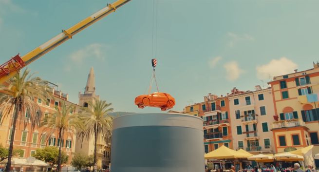 Fiat rezygnuje z szarych samochodów. W kampanii "kąpie" samochód w pomarańczowej farbie