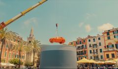 Fiat rezygnuje z szarych samochodów. W kampanii "kąpie" samochód w pomarańczowej farbie