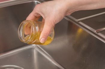 Zanim zadzwonisz po hydraulika, wypróbuj ten sposób. W mig odetkasz zapchany zlew