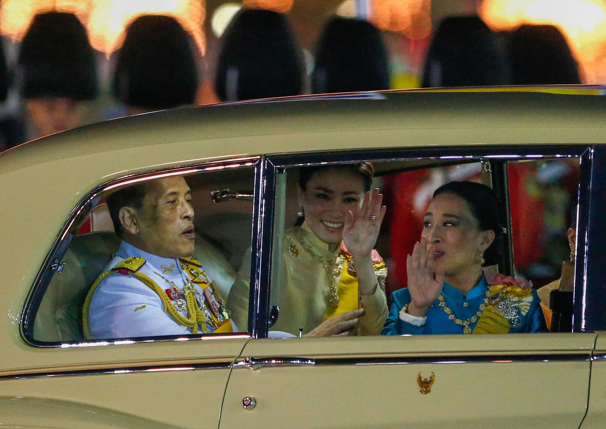 Król Maha Vajiralongkorn, królowa Suthida i Bajrakitiyabha