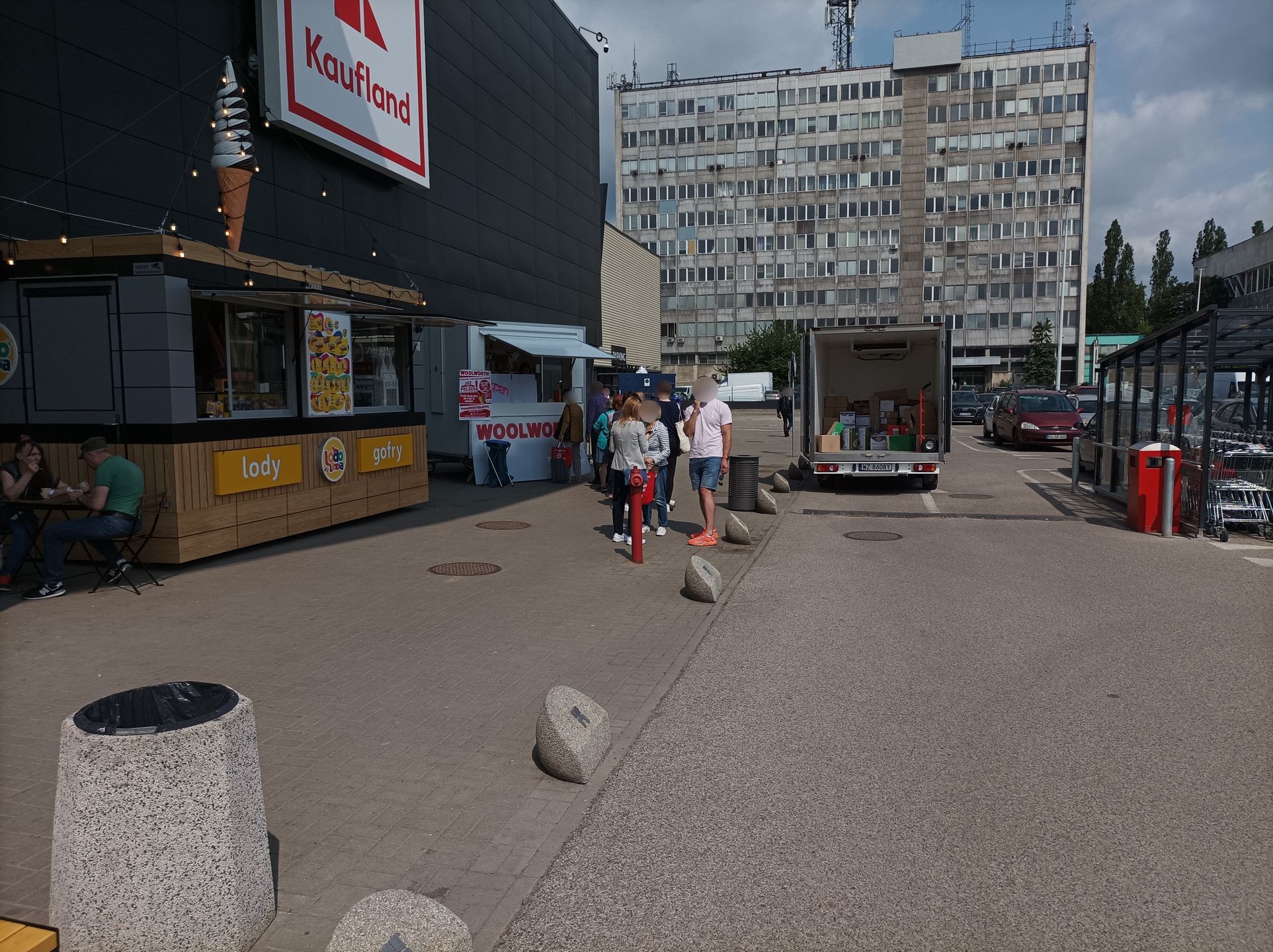 Kolejka do odbioru hot doga