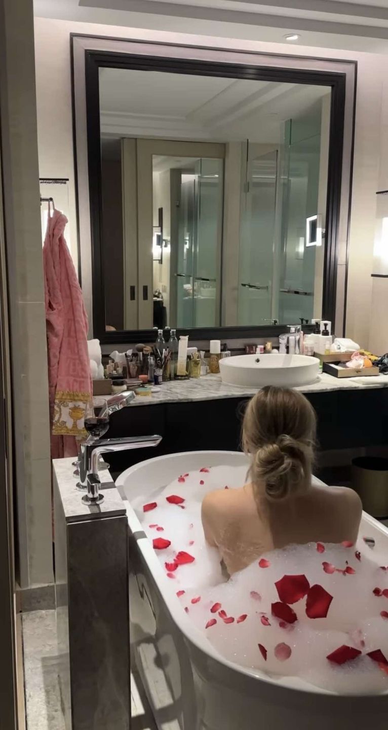 Caroline Derpienski pluska się w wannie z płatkami róż