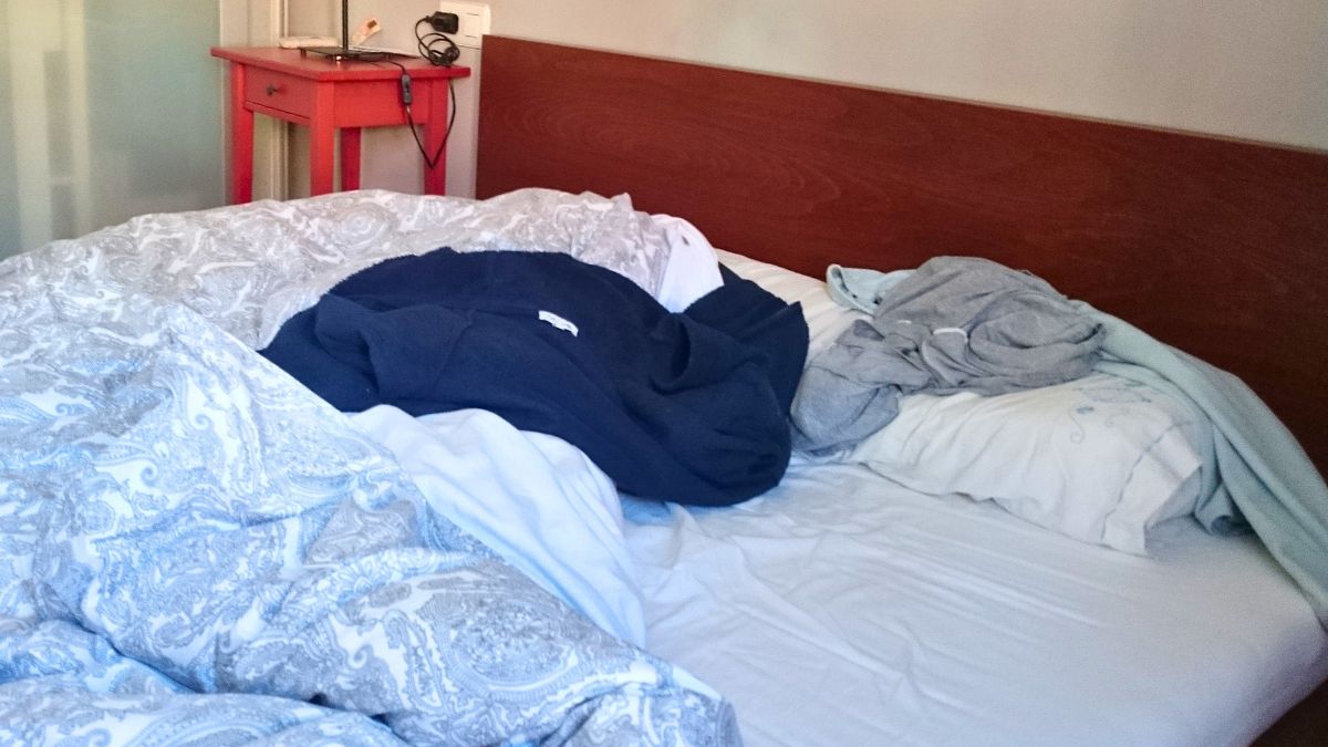 Rozrzucona pościel na łóżku