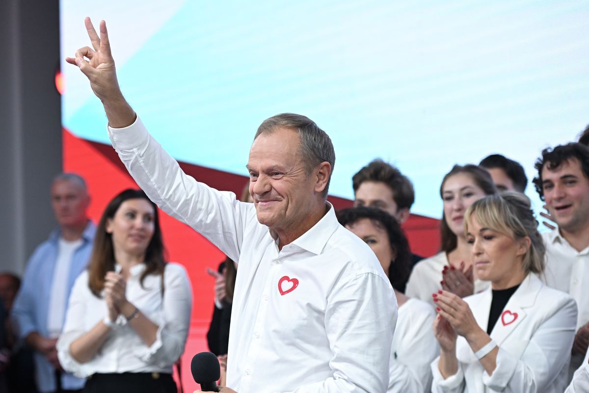 Przewodniczący Platformy Obywatelskiej Donald Tusk przemawia w sztabie wyborczym KO 