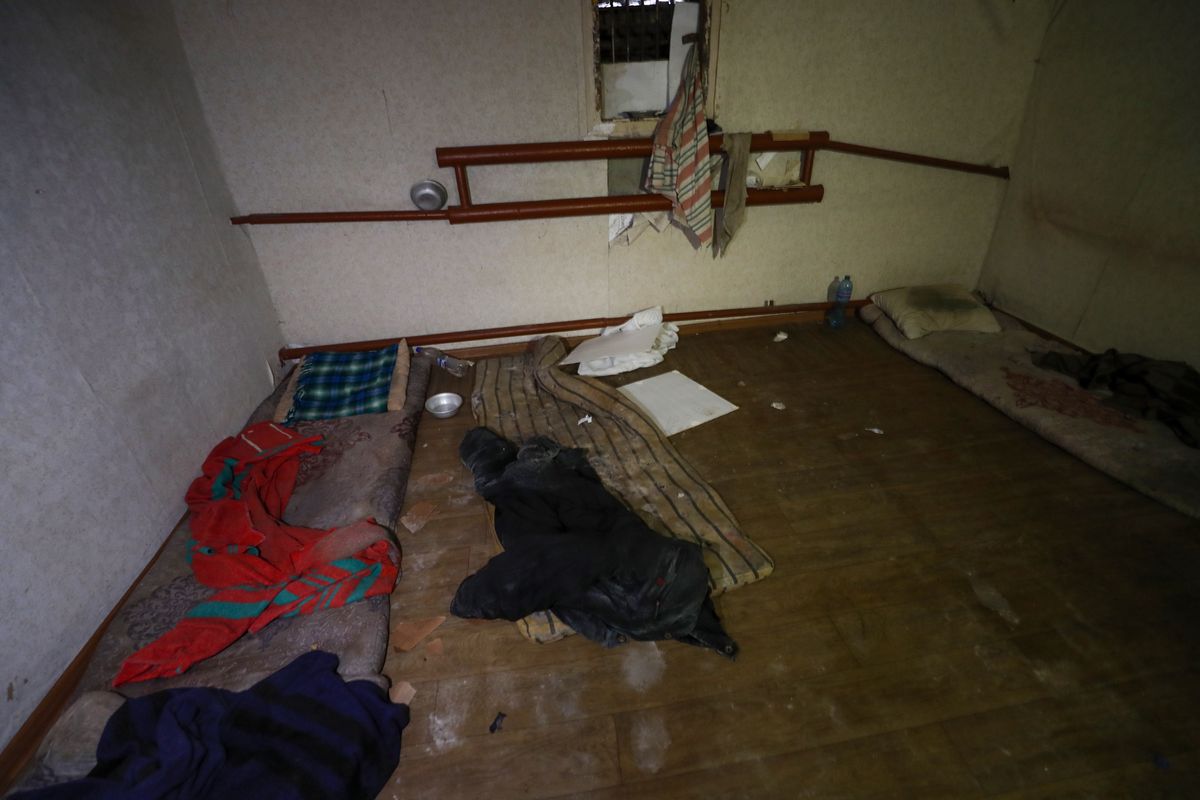 W takich właśnie pomieszczeniach tygodniami Rosjanie przetrzymywali w Iziumie swoich więźniów.