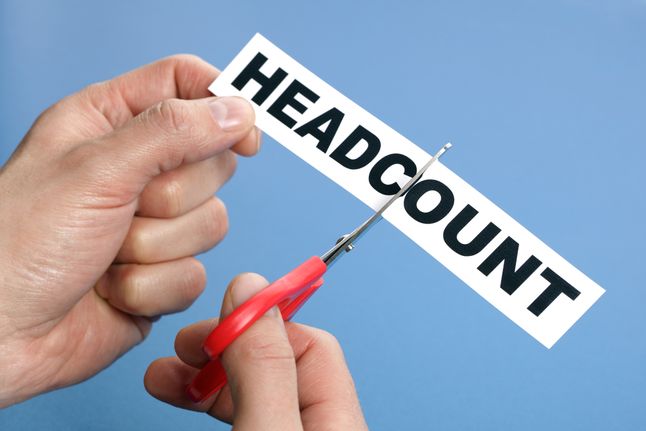 Zdjęcie Headcount cutting concept for downsizing, job cuts and unemployment issues pochodzi z serwisu Shutterstock