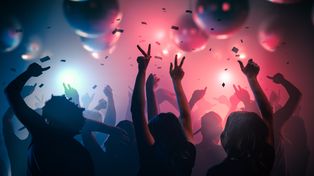Retro Party w Tawernie Czepek w Grudziądzu. Pełny parkiet i świetna zabawa. Mamy zdjęcia