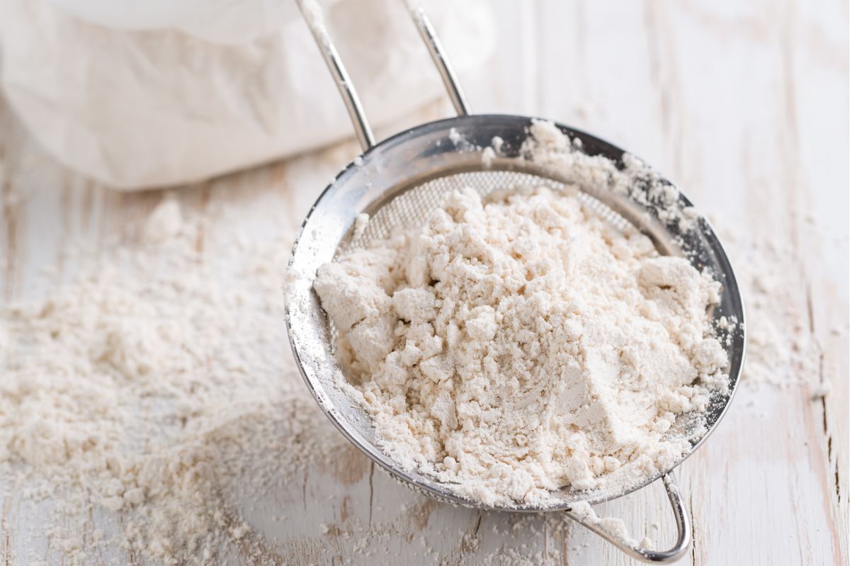 Zdrowszy zamiennik zwykłej mąki. Ma więcej błonnika i nie podnosi cukru