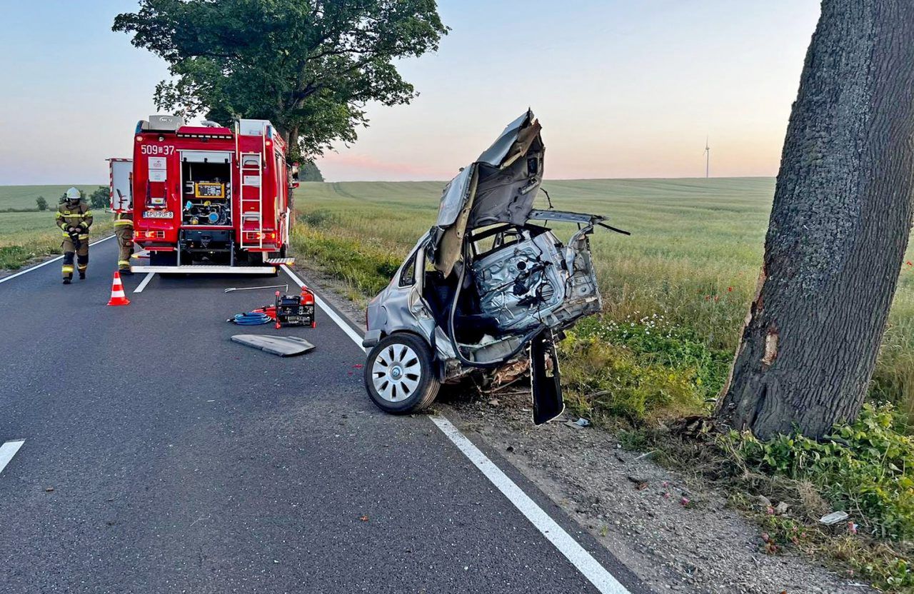 Auto rozerwane na pół po uderzeniu w drzewo. Młody kierowca zginął na miejscu